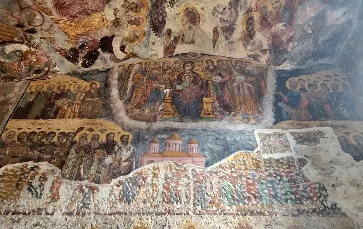 Sümela Manastırı Ana Kaya Kilisesi’nin kuzey duvarında, kucağında Çocuk İsa ile Meryem’in merkezde yer aldığı fresk sahnesi ve çevresindeki aziz tasvirleri görülüyor.